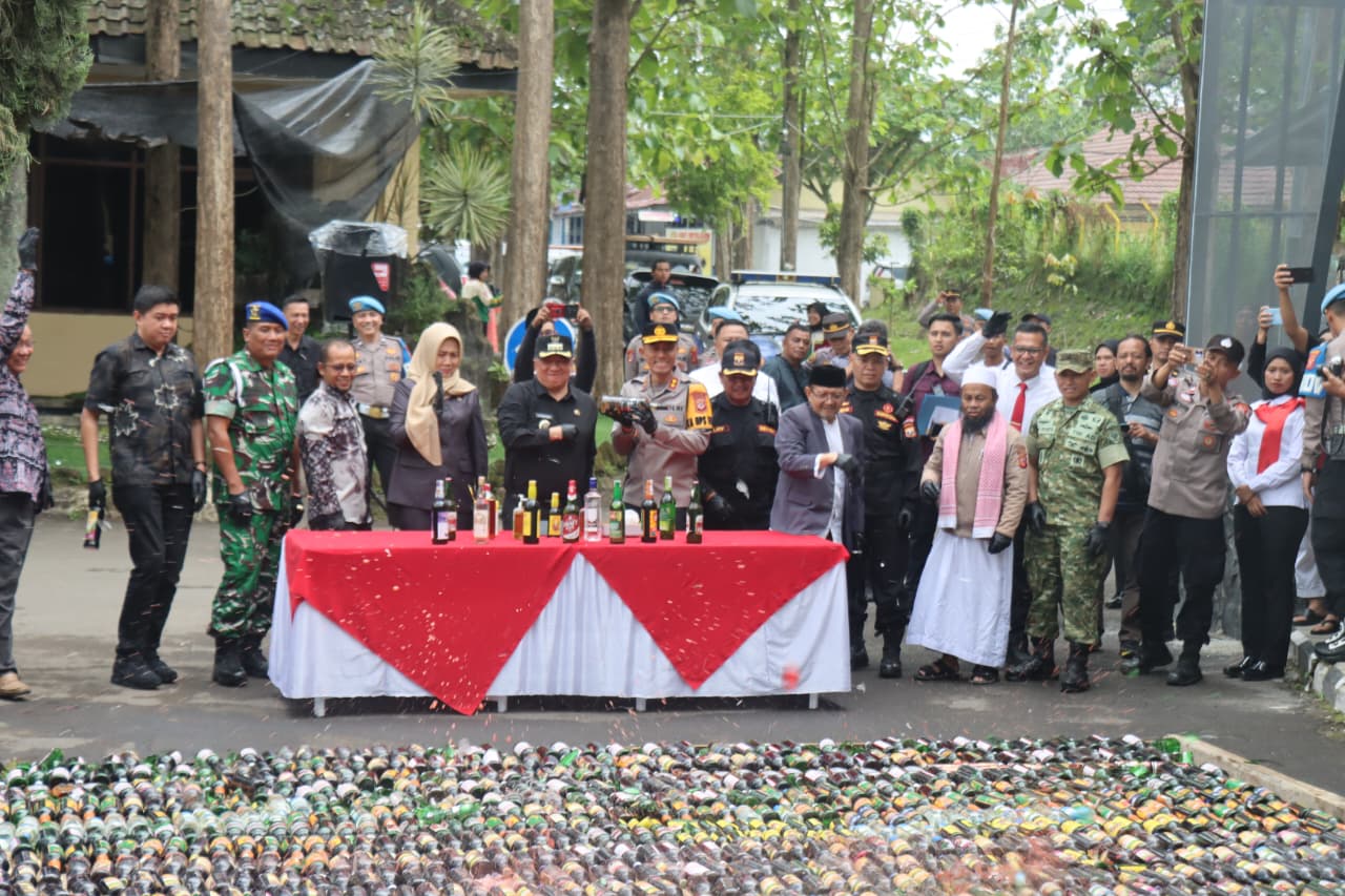 Polres Garut Musnahkan Ribuan Botol Miras Jelang Operasi Lilin Lodaya 2025